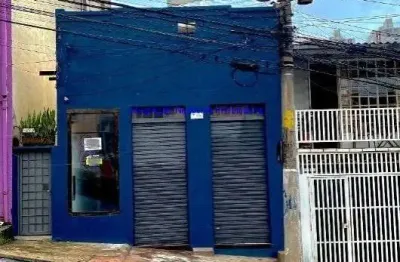 Loja 60m², com 01 banheiro, salão e mezanino. residência térreo 70m², 02 dormitórios, 01 banheiro; possui quintal com área comum e lavanderia.