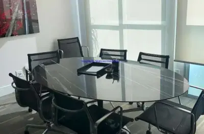 Condomínio com recepção e segurança.  excelente localização á 4 minutos andando para a estação do metrô vergueiro; entre as ruas pires da mota