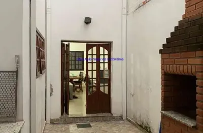 Casa 140m², 03 dormitórios (sendo 01 suíte), 03 banheiros e 02 vagas na garagem.  excelente localização á 6 minutos andando para a estação do metrô