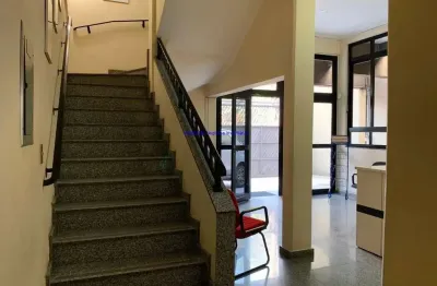 Prédio comercial 600m², 09 banheiros e 12 vagas na garagem. possui três andares.  excelente localização entre as ruas anhanguera, james holland
