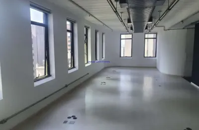 Conjunto comercial 104m², 01 copa, 02 banheiros e 02 vagas na garagem.  condomínio com recepção e segurança.  excelente localização