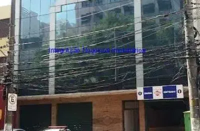 Prédio comercial 1.700m², sendo 04 conjuntos unificados em vão livre, com área de 400m², 60 salas, 24 banheiros, 12 vagas na garagem e 01 conjunto de