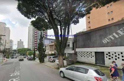 Sobrado loja 250m², térreo salão amplo, 01 banheiro e 03 vagas na garagem; andar superior 03 salas e 03 banheiros.  excelente localização