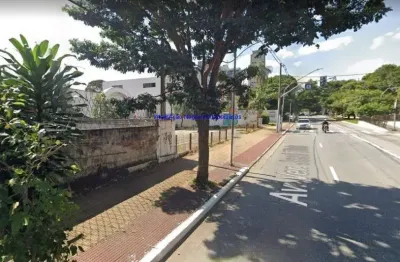 Prédio comercial 350m²,  08 salas, 06 banheiros e 30 vagas na garagem. possui salão amplo e 01 cozinha.  excelente localização á 8 minutos andando