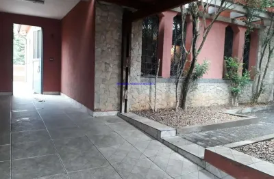 Casa 240m², 02 dormitórios, 03 banheiros e 02 vagas na garagem.  excelente localização próximo as ruas ordenações filipinas, ordenações afonsinas e fr