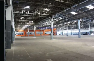 Galpão 22.500m², 20 banheiros além das vagas de garagem e pátio de manobras, para uso industrial/logística; há a possibilidade de construção de lajes
