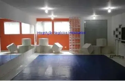 Conjunto comercial 100m², 1 sala, 2 banheiros. o espaço é adaptado para dança e treinamento funcional, com amplo espaço livre e áreas de comum acesso