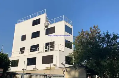 Prédio comercial 550m², 07 banheiros (sendo 01 na garagem, 02 no primeiro andar, 02 no segundo andar, 01 no terceiro andar e 01 no mezanino), 10 vagas