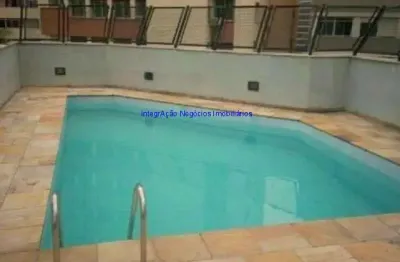 Apartamento 35m², 01 dormitório, 01 banheiro e 01 vaga na garagem. na cozinha um 4x1 sendo armário, fogão, pia e geladeira e mais um armário suspenso