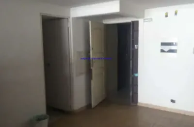 Sala 120m², com sacada e 01 banheiro. excelente localização.