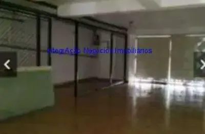 Casa 200m², 07 dormitórios sendo 01 suíte, 04 banheiros e 04 vagas na garagem. excelente localização, próximo a av. 23 de maio.
