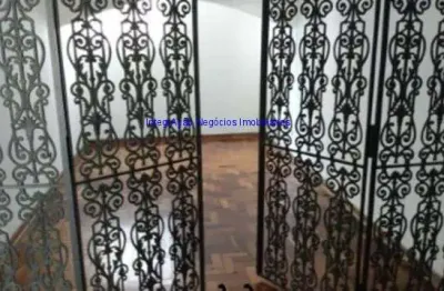 Apartamento 89m², 02 dormitórios, 03 salas, armários na cozinha, 01 depósito na área de serviço, 01 banheiro e 01 vaga na garagem.