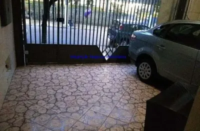 Sobrado 200m², 03 dormitórios, 02 banheiros e 02 vagas na garagem.   excelente localização entre as ruas doutor sérgio meira, vitorino carmilo.