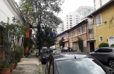 Imóvel com 120m² total, com 04 salas, 02 banheiros e excelente jardim nos fundos.   em uma vila no bairro do higienópolis