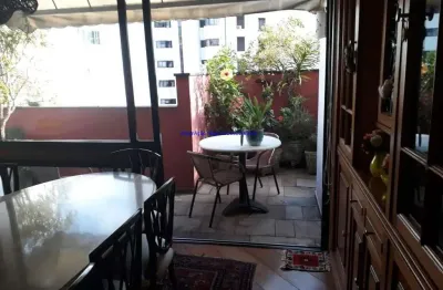 Condomínio com segurança, portaria, jardim, piscina e salão de festa.  excelente localização à 4 minutos caminhando para a estação do metrô moema;
