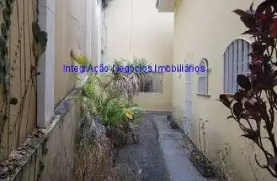 Sobrado 400 m² de área construída, piso térreo: recepção com hall, 5 salas com divisórias, cozinha,1 banheiro social, quintal com corredor lateral.