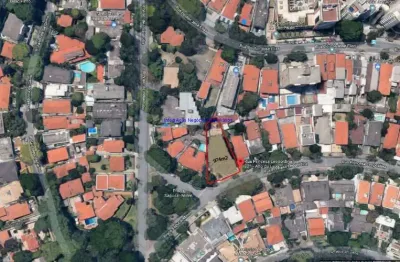 O terreno possui  974m2 com a frente de28m2. oportunidade sem igual de terreno com 974m2 no alto da lapa, área residencial com excelentes construções
