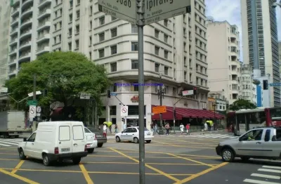 Prédio com portaria e segurança.  excelente localização à 4 minutos andando da estação do metrô república. entre as avenidas são joão e rio branco.