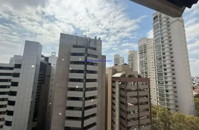 Condomínio com portaria, recepção e segurança.  Excelente localização, próximo a Avenida Berrini.