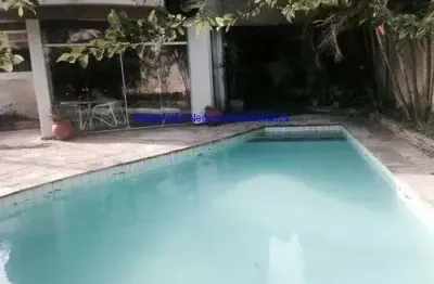 Terreno de 1.150,00m2 área construída, mais ou menos 550,00m2 a frente da casa mede mais ou menos 33 m, totalmente revestido com pedras rachão de 50