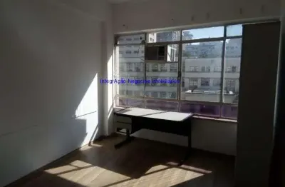 Condomínio com portaria e segurança.  ótima localização, próximo a estação de metrô da república.