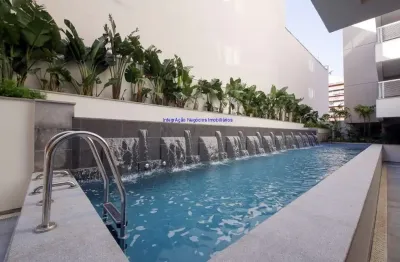 Condomínio com área de lazer completa com sauna, salão gourmet, piscina com raia, academia, sala de jogos e brinquedoteca.
