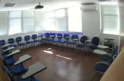 Conjunto comercial 300m², 06 salas, 01 copa, 05 banheiros, 03 vagas na garagem.