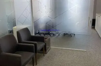 Conjunto comercial mobiliado 135m², 01 copa, 03 banheiros e 02 vagas na garagem;