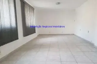 Condomínio com segurança e portaria.  ótima localização, próximo das estações de metrô república e anhangabaú.