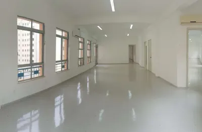 Conjunto comercial 260m², 02 banheiros. vão livre, possível de divisões, salas de reunião.   condomínio com recepção e segurança 24hrs.