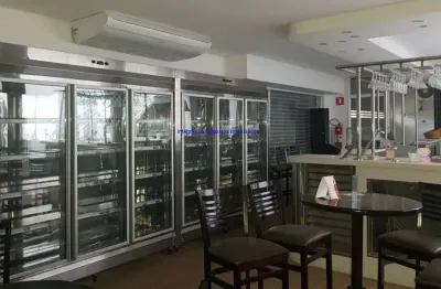 Loja 400m², 03 banheiros sendo 01 unissex para usuários com dificuldade de locomoção, 01 para funcionários e 01 vestiário para funcionários.