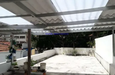 Casa  com 170m², 4 dormitórios, 4 banheiros e 2 vagas na garagem.   no piso térreo,  a garagem com espaço de aproximadamente 60 mq, '