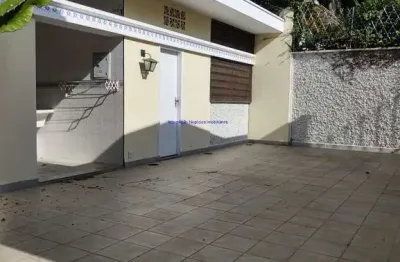 Casa 251m², 02 dormitórios 01 sendo suíte, 01 lavabo, sala para dois ambientes, sala de jantar, cozinha, copa. área de serviço tem uma edícula