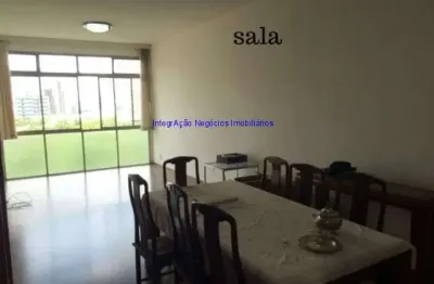 Apartamento 130m²,  são três quartos grandes, dentre eles uma suíte, todos com armários embutidos, na sala há uma estante embutida.
