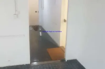 Conjunto comercial 300m², 10 salas,  duas entradas (serviço e principal), 03 banheiros e 01 vaga de garagem.   portaria 24h com funcionamento