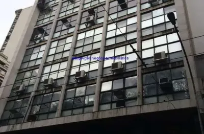 Conjunto comercial 212m², 05 banheiros, com grande quantidade de divisórias perfazendo nove salas, 35 mesas de telemarketing; três mesas grandes