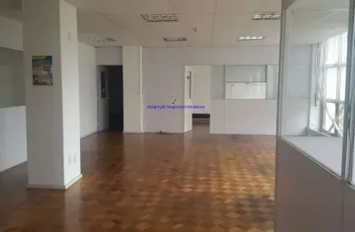 Conjunto comercial 212m², 05 banheiros, com grande quantidade de divisórias perfazendo nove salas, 35 mesas de telemarketing; três mesas grandes