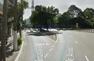 Loja 637m², 9 banheiros, subsolo, térril, é possível fazer divisões e locar individualmente. ótima localização próximo a rua minas gerais.