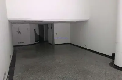 Condomínio com portaria e segurança.  excelente localização á 3 minutos andando para a estação do metrô república; próximo a avenida ipiranga