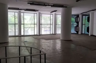 Loja 348,33m², 177,12m² loja, sobre-loja 89,35m², sub-solo 81,86m², fachada toda em mármore, com 5 portas duplas de vidro.