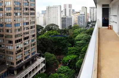 Condomínio com portaria e segurança 24hrs.  excelente localização á 3 minutos andando para a estação do metrô república;