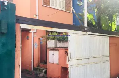 Sobrado 177m², 04 dormitórios (sendo 01 suíte), 03 banheiros e 02 vagas na garagem.  excelente localização entre as ruas dona helena de salles gusmão,