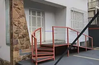 Casa / imóvel comercial 212m², sendo 300m² de área total, com 10 salas, 4 banheiros e 8 vagas de garagem.