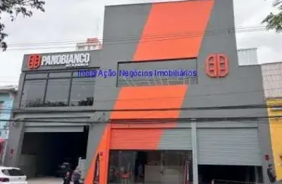 Galpão  2.100m² e 01 banheiro.  excelente localização entre as ruas diogo vaz,  scuvero e dos tapes; próximo da estação do metrô são joaquim.