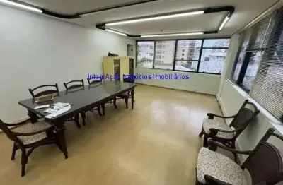 Conjunto comercial 32m²,  02 banheiros e 01 vaga de garagem.  condomínio com portaria, segurança e recepção.  excelente localização