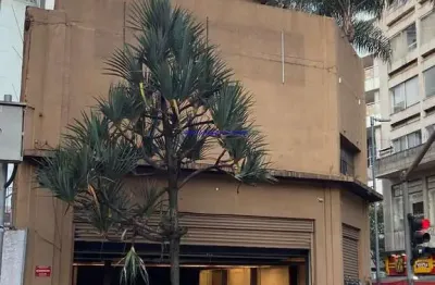 Loja 750m², 04 banheiros.  excelente localização á 6 minutos andando para a estação do metrô republica; entre a avenida são joão e largo do arouche.