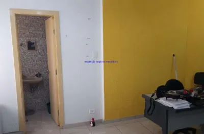 Sala 32m², 01 banheiro.  condomínio com segurança 24hrs.  excelente localização á 2 minutos andando para a estação do metrô sé; entre as ruas quintino