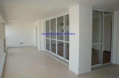 Apto de 159 m² com 2 vagas / 3 suítes (com armários e camas) / cozinha completa / área de serviço montada.