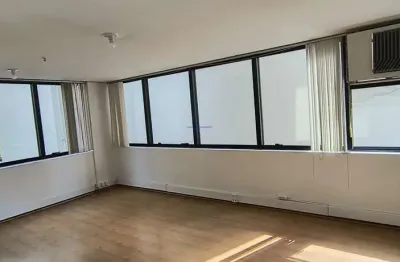 Conjunto comercial 35m²,  02 banheiros e 01 vaga de garagem.  condomínio com portaria, segurança e recepção.  excelente localização