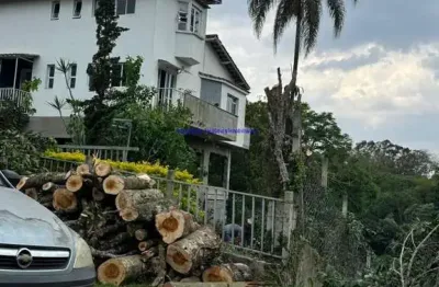 Casa 230,6m², 03 dormitórios (sendo 01 suíte), 03 banheiros e 06 vagas de garagem.  condomínio com segurança, piscina, academia, pracinha e quadras.